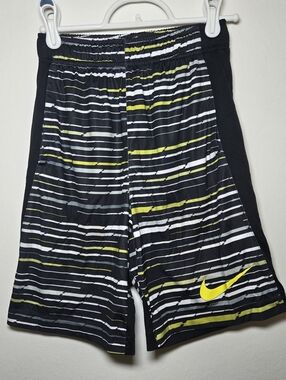 Nike Dri-Fit Boys Medium Basketball Shorts Black Neon Green